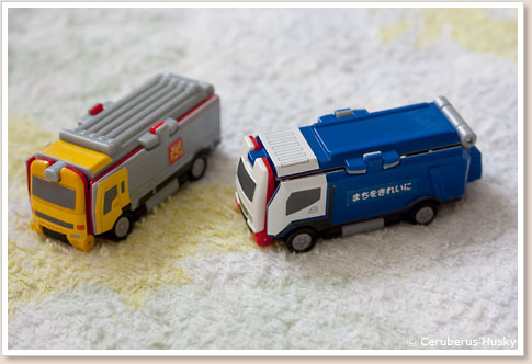 トラックとゴミ収集車