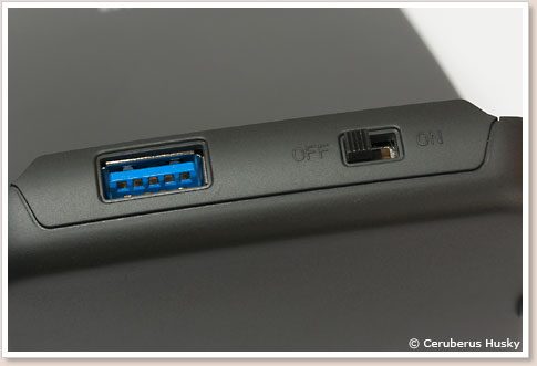 USB端子と電源スイッチ